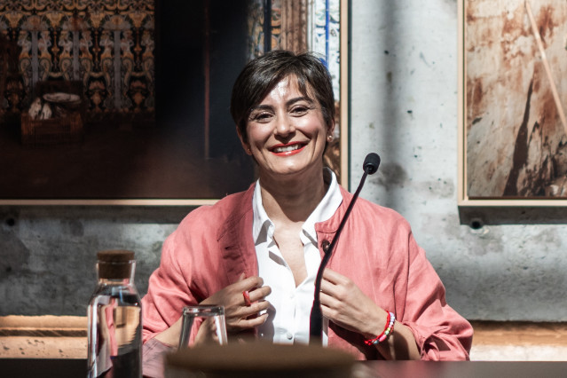 La ministra de Vivienda y Agenda Urbana, Isabel Rodríguez, durante una reunión entre el Ministerio y los agentes sociales.