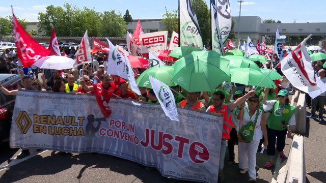 Trabajadores de la factoría de Renault en Valladolid durante los paros para exigir la vuelta a las negociaciones del convenio colectivo.