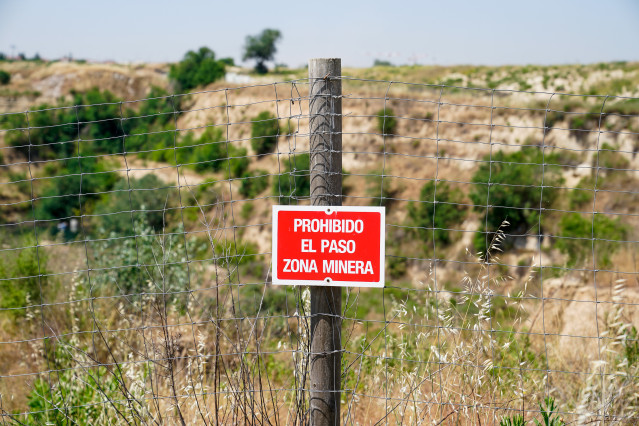 Archivo - Un cartel de prohibido el paso en la zona perteneciente a la explotación minera de Tolsadeco donde ayer se ahogó un menor, a 9 de junio de 2021, en Madrid, (España). La compañía minera Tolsa, explotadora del yacimiento de las Lagunas de Ambroz,