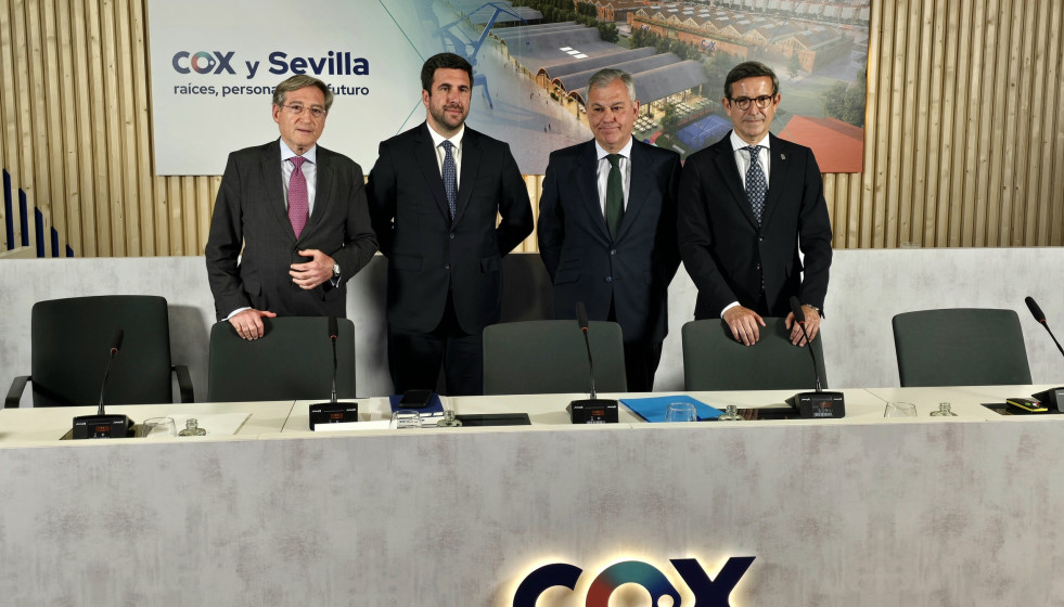 El consejero de Industria, Energía y Minas en funciones, Jorge Paradela; el alcalde de Sevilla, José Luis Sanz; el presidente de Cox, Enrique Riquelme, y el el presidente de la Autoridad Portuaria d