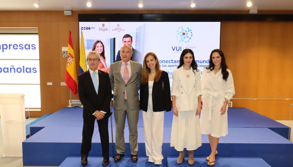 Foto de familia de los participantes en la jornada para presentar la Ventanilla Única de Inversión (VUI) en la CEOE.