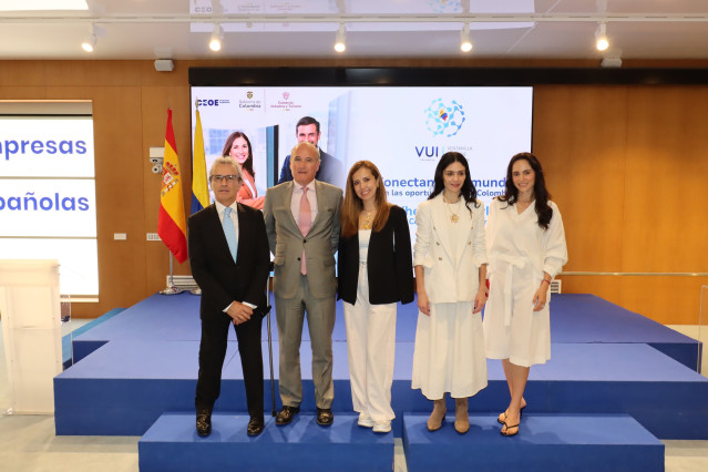 Foto de familia de los participantes en la jornada para presentar la Ventanilla Única de Inversión (VUI) en la CEOE.