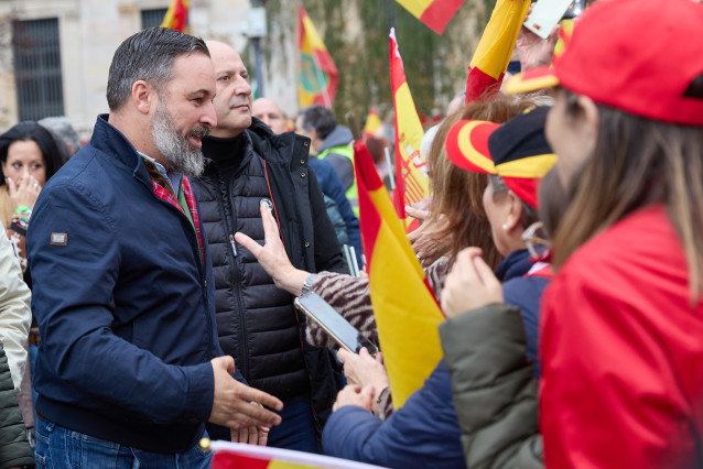 Archivo - El líder de VOX, Santiago Abascal, saluda a los asistentes a una manifestación bajo el lema, 'Defendamos la unidad’, en la Plaza de Colón de Madrid, a 29 de octubre de 2023, en Madrid (España). La Fundación para la Defensa de la Nación Española