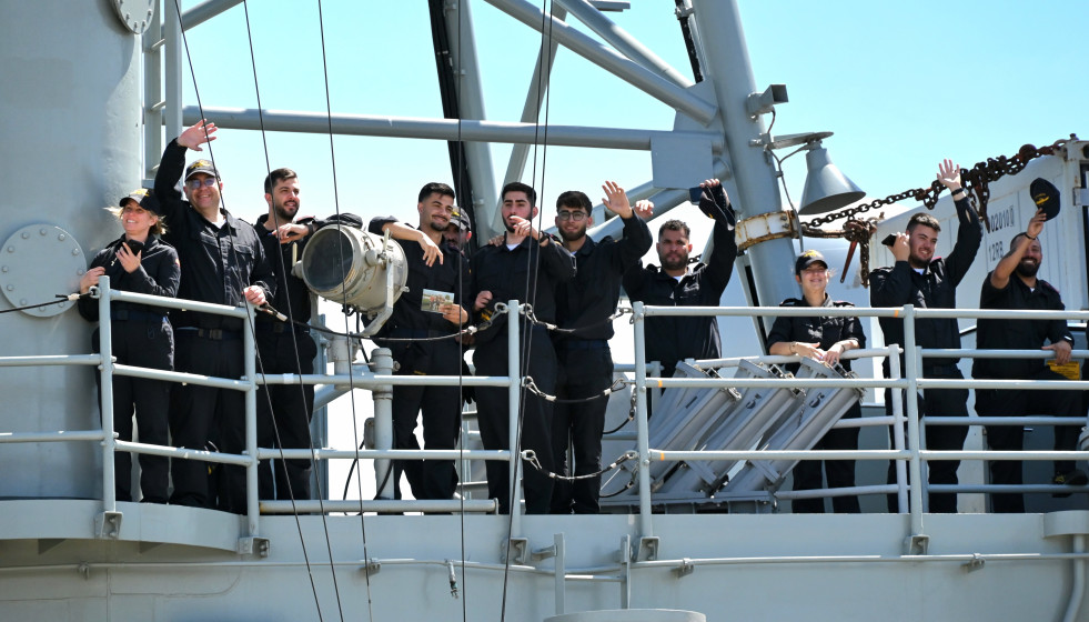 Tripulación de la fragata Numancia zarpando en Rota para iniciar su quinto despliegue en la operación Atalanta.