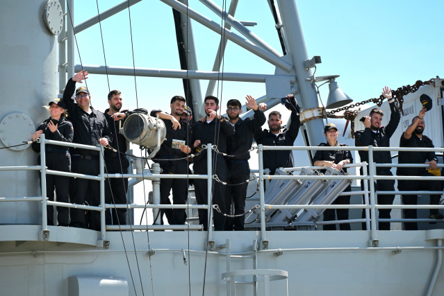Tripulación de la fragata Numancia zarpando en Rota para iniciar su quinto despliegue en la operación Atalanta.