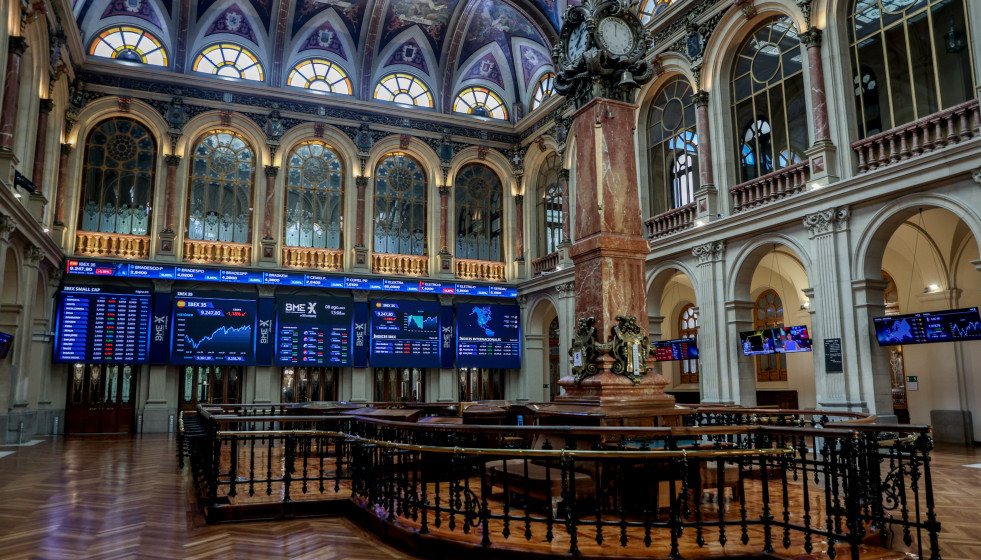 Archivo - Paneles muestran los índices bursátiles en el interior del Palacio de la Bolsa, en Madrid (España)