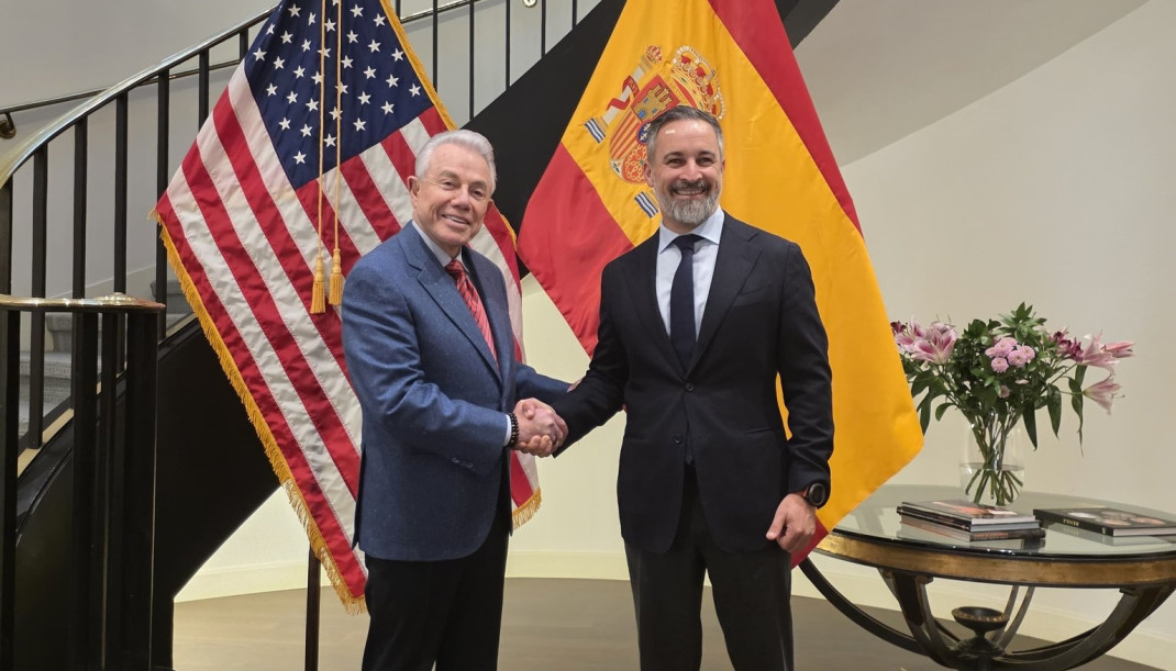 El líder de Vox, Santiago Abascal, se reúne con el embajador de Estados Unidos en España, Benjamín León Jr.