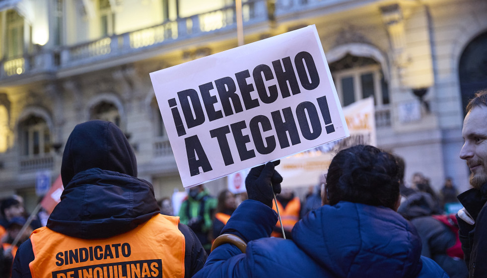 Archivo - Varias personas durante una manifestación frente al Congreso por el fin de la moratoria antidesahucios.
