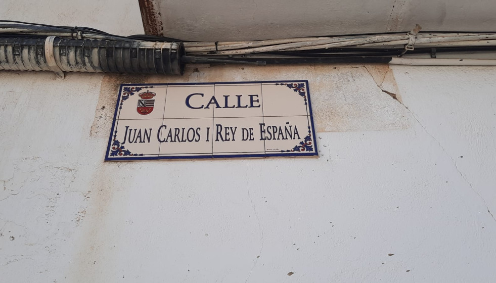 Placa de la calle Juan Carlos I en Casas de Don Pedro.