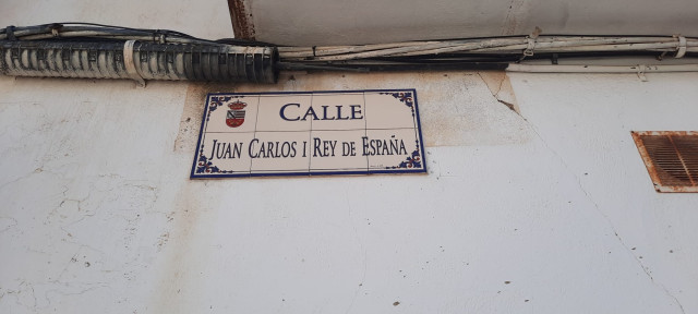 Placa de la calle Juan Carlos I en Casas de Don Pedro.