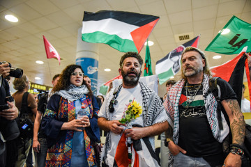 El activista de la Global Sumud Flotilla Saif Abukeshek (c) junto a su esposa Sally Issa (i) y el miembro de la Global Sumud Flotilla Eduard Lucas (d) a su llegada al Aeropuerto Barcelona-El Prat, a 1