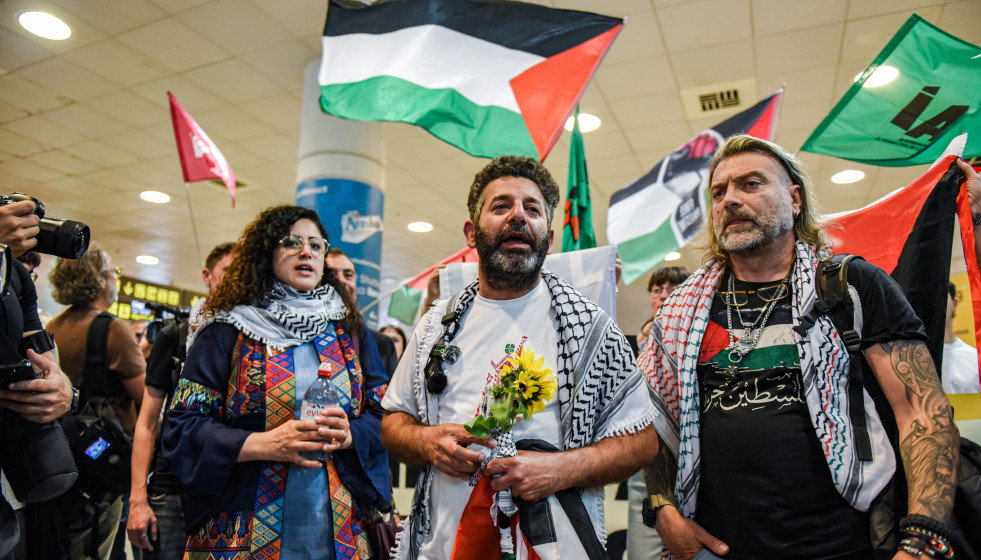 El activista de la Global Sumud Flotilla Saif Abukeshek (c) junto a su esposa Sally Issa (i) y el miembro de la Global Sumud Flotilla Eduard Lucas (d) a su llegada al Aeropuerto Barcelona-El Prat, a 1