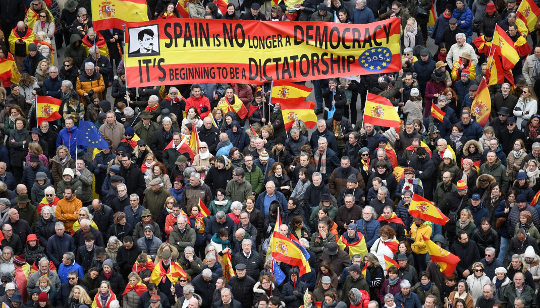 Archivo - Decenas de personas durante una concentración donde piden la dimisión de Pedro Sánchez, en la Plaza de Cibeles, a 9 de marzo de 2024, en Madrid (España).