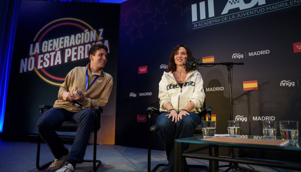Archivo - La presidenta de la Comunidad de Madrid y del PP madrileño, Isabel Díaz Ayuso (d), acompañada del presidente de Nuevas Generaciones del PP de Madrid, Nacho Dancausa (i), clausura la III A
