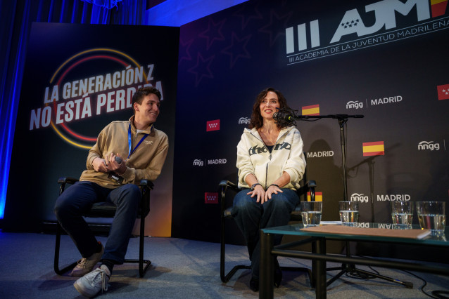 Archivo - La presidenta de la Comunidad de Madrid y del PP madrileño, Isabel Díaz Ayuso (d), acompañada del presidente de Nuevas Generaciones del PP de Madrid, Nacho Dancausa (i), clausura la III Academia de la Juventud Madrileña, en el Real Centro Univer