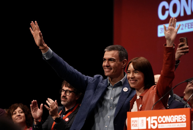 Archivo - El secretario general del PSOE y presidente del Gobierno, Pedro Sánchez, y la secretaria general del PSPV-PSOE y ministra de Ciencia, Innovación y Universidades, Diana Morant, en imagen de archivo.