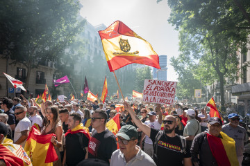 Manifestante porta pancarta con lema 'Sánchez, el ayatolá de los corruptos, a la cárcel'.