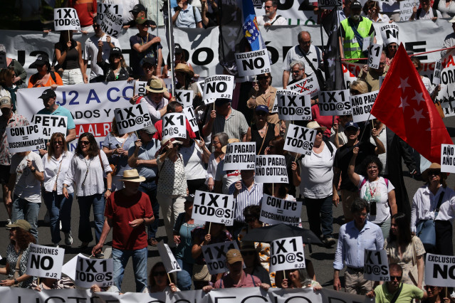Numerosas personas marchan durante una manifestación para exigir al RETA una pasarela completa, justa y sin exclusiones, a 23 de mayo de 2026, en Madrid (España).