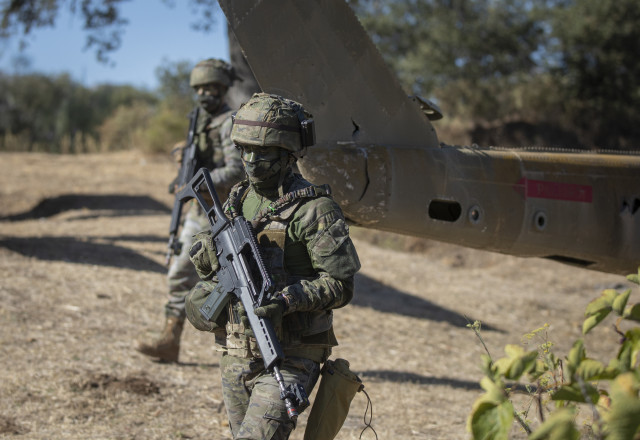 Archivo - Soldados de la Legión participan en una maniobra de simulación de fusiles.
