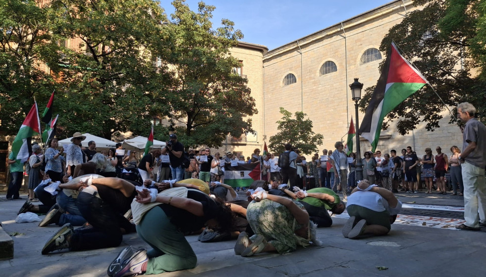 Concentración y performance para protestar por la situación de los presos palestinos en Israel y por las cargas policiales en el aeropuerto de Loiu a activistas de la Global Summud Flotilla.