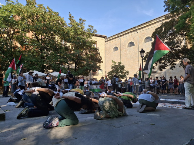 Concentración y performance para protestar por la situación de los presos palestinos en Israel y por las cargas policiales en el aeropuerto de Loiu a activistas de la Global Summud Flotilla.