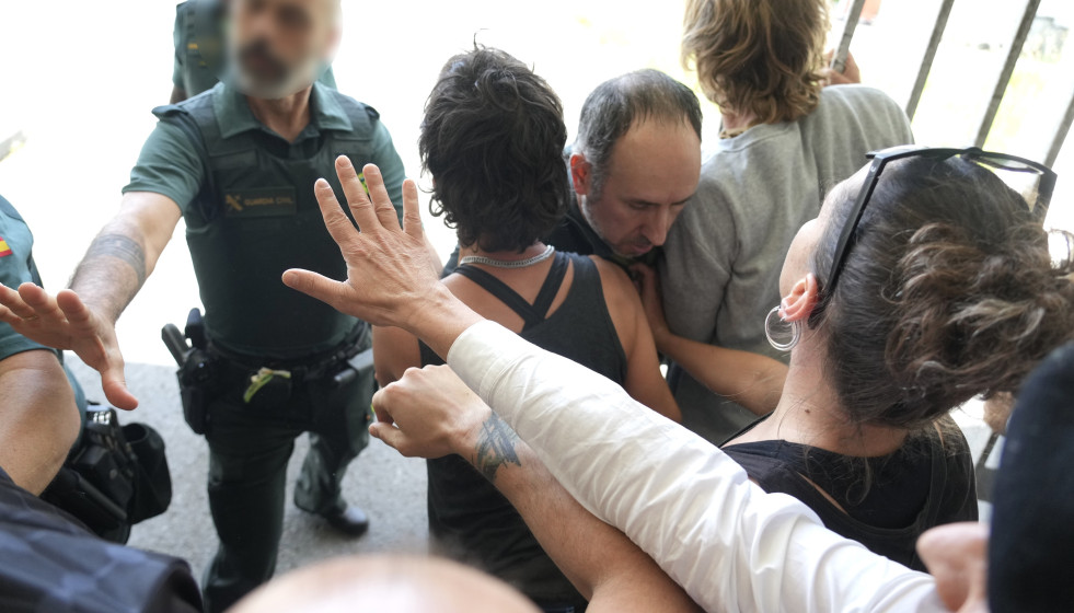 Incidentes en el aeropuerto de Bilbao a la llegada de activistas vascos detenidos por Israel por participar en la Global Sumud Flotilla