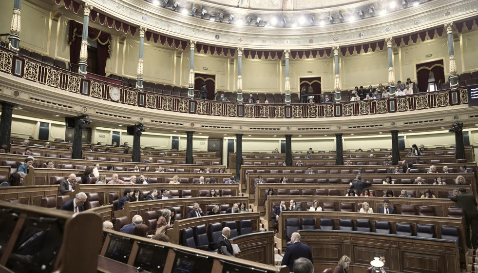 Archivo - Diputados en las bancadas, durante el pleno en el Congreso de los Diputados