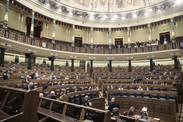 Archivo - Diputados en las bancadas, durante el pleno en el Congreso de los Diputados