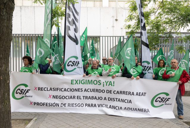 El delgado del CSIF en la agencia tributaria, Ángel Muñoz, durante una concentración frente a la Delegación Especial de la Agencia Estatal de la Administración Tributaria (AEAT), a 13 de mayo de 2026, en Madrid (España). La Central Sindical Independiente