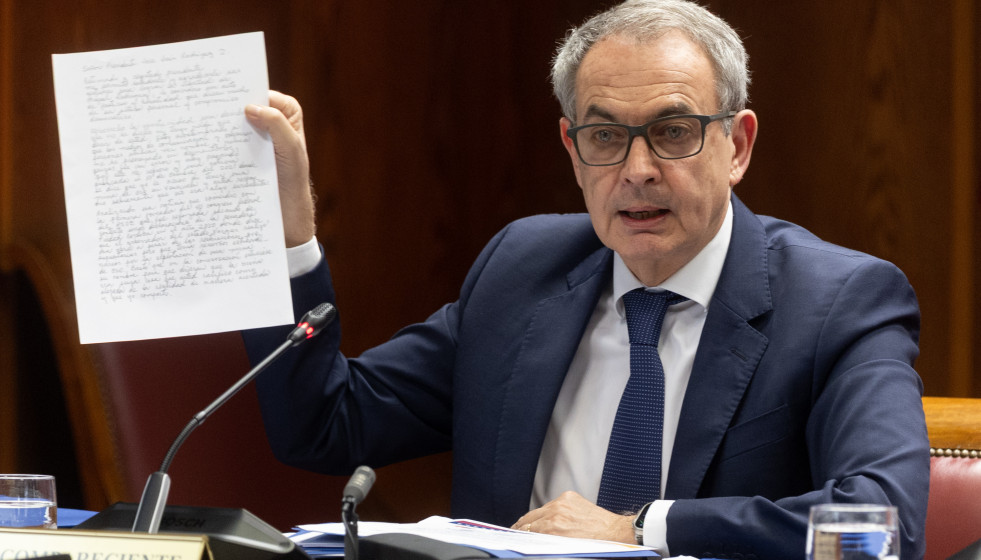 EuropaPress 7330773 expresidente gobierno jose luis rodriguez zapatero sostiene papel mensaje