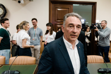 El diputado de Sumar Enrique Santiago, a su llegada a la inauguración de la Jornada Inteligencia artificial y el futuro del trabajo, en el Congreso de los Diputados, a 4 de mayo de 2026, en Madrid (E