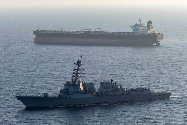 Un destructor de EEUU y un petroleo en aguas del Golfo Pérsico