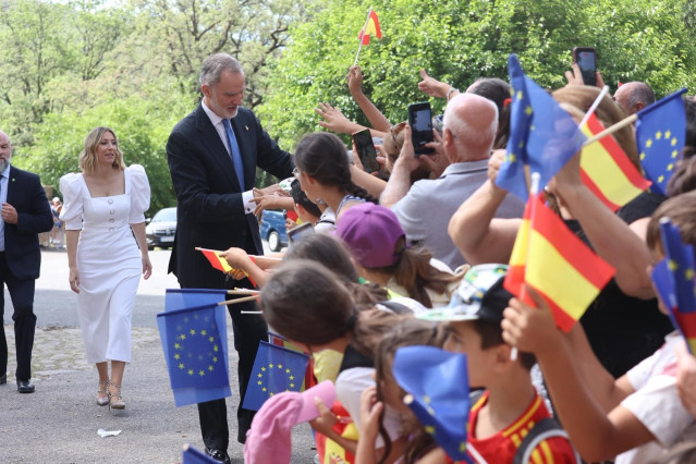El Rey Felipe VI llega al Monasterio de Yuste acompañado de la presidenta de la Junta de Extremadura, María Guardiola