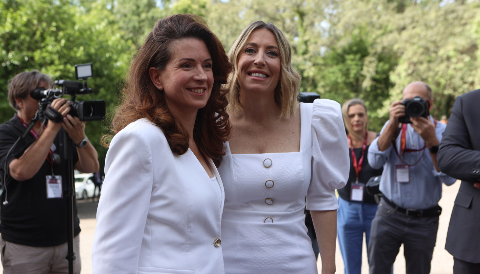 La presidenta de la Junta de Extremadura, María Guardiola, a su llegada a la entrega el XIX Premio Europeo Carlos V al Comité Europeo de las Regiones, en el Monasterio de San Jerónimo de Yuste.