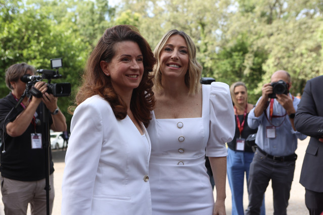 La presidenta de la Junta de Extremadura, María Guardiola, a su llegada a la entrega el XIX Premio Europeo Carlos V al Comité Europeo de las Regiones, en el Monasterio de San Jerónimo de Yuste.