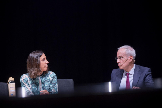 Archivo - El secretario de Estado de Hacienda, Jesús Gascón, y la presidenta de la Asociación de Inspectores del Estado, Ana de la Herrán, en el Congreso del colectivo en Salamanca.