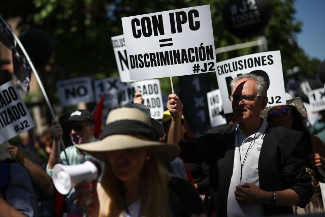 Persona porta pancarta con lema 'Con IPC = discriminación' durante una manifestación para exigir al RETA una pasarela completa, justa y sin exclusiones, a 23 de mayo de 2026, en Madrid (España).