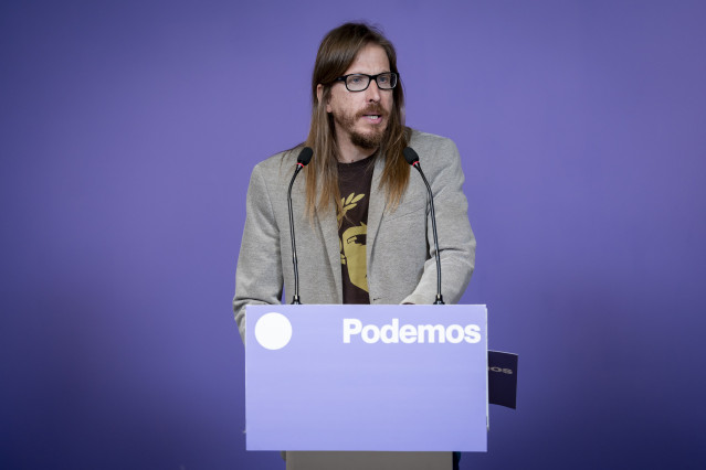 El secretario de Organización y portavoz de Podemos, Pablo Fernández, durante una rueda de prensa en la sede de Podemos, a 18 de mayo de 2026, en Madrid (España). La comparecencia ante los medios de comunicación se celebra para analizar los resultados de