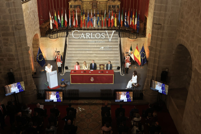 La presidenta de la Junta de Extremadura, María Guardiola, interviene en la ceremonia de entrega del Premio Carlos V al Comité Europeo de las Regiones