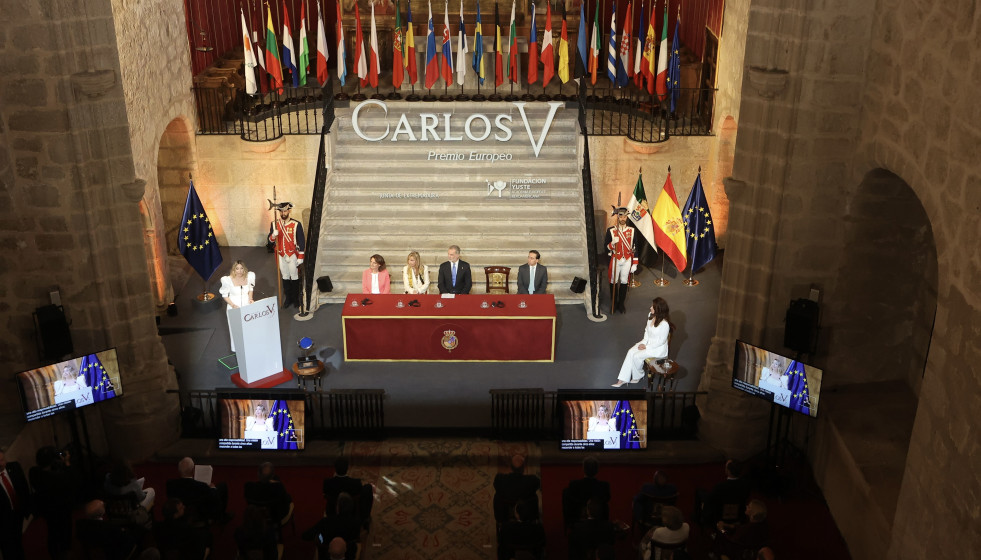El Rey Felipe VI, acompañado por el ministro de Exteriores, José Manuel Albares, la vicepresidenta del la Comisión Europea, Teresa Ribera, y la presidenta de la Junta de Extremadura, María Guardio