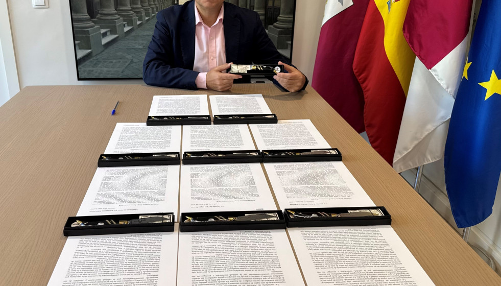 El alcalde de Albacete con las cartas y las navajas dirigidas a representantes políticos nacionales.