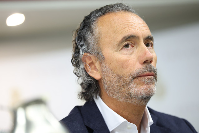 El presidente de la Asociación Víctimas Descarrilamiento Adamuz (AVDA), Mario Samper Pereira, comparece ante la Comisión de Investigación sobre el estado de la red ferroviaria en España, en el Senado, a 25 de mayo de 2026, en Madrid (España).