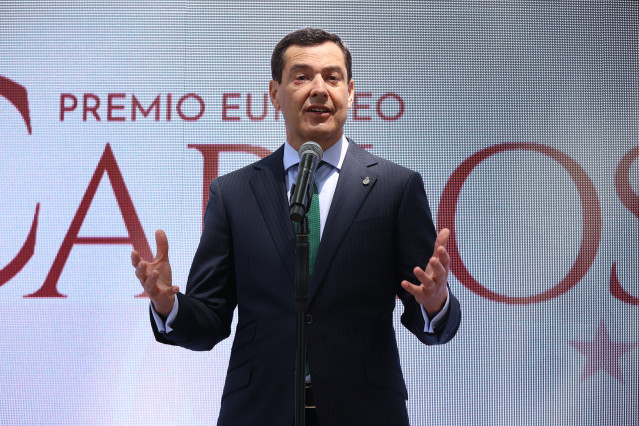 El presidente de la Junta de Andalucía, Juanma Moreno, durante la entrega el XIX Premio Europeo Carlos V al Comité Europeo de las Regiones, en el Monasterio de San Jerónimo de Yuste, a 25 de mayo de 2026, en Cuacos de Yuste, Cáceres, Extremadura (España).