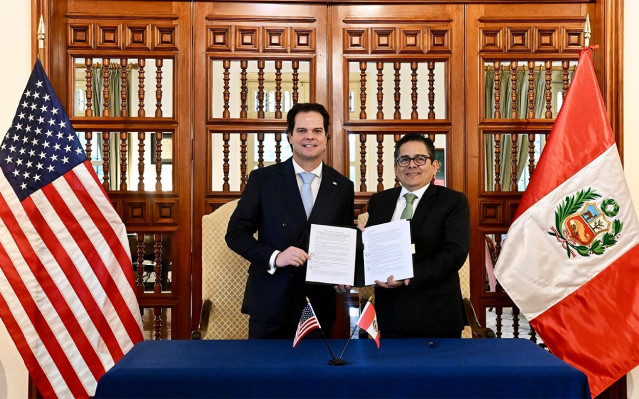 El embajador de Estados Unidos en Perú, Bernie Navarro, y el presidente ejecutivo de la Agencia de Promoción de la Inversión Privada (Proinversión) de Perú, Luis del Carpio, firman un memorándum de entendimiento (MdE) para atraer inversiones.