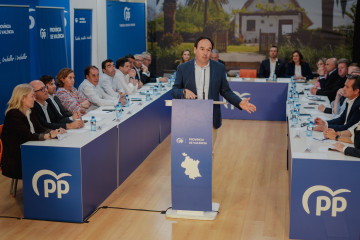 El president de la Generalitat Valenciana, Juanfran Pérez Llorca, interviene durante el encuentro político en la sede central del PPCV, a 25 de mayo de 2026, en Valencia
