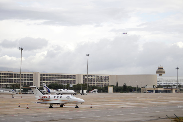Archivo - Un avión en una de las pistas del aeropuerto de Palma, a 8 de noviembre de 2021, en Palma de Mallorca, Mallorca, Islas Baleares (España).