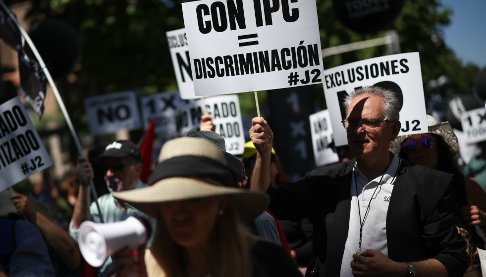 Persona porta pancarta con lema 'Con IPC = discriminación' durante una manifestación para exigir al RETA una pasarela completa, justa y sin exclusiones, a 23 de mayo de 2026, en Madrid (España).