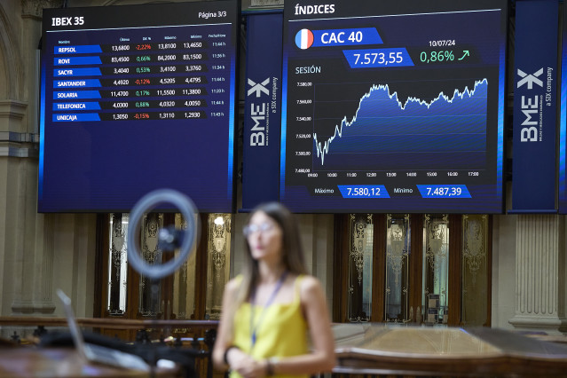 Archivo - Paneles del IBEX 35 en el Palacio de la Bolsa de Madrid, a 11 de julio de 2024, en Madrid (España).
