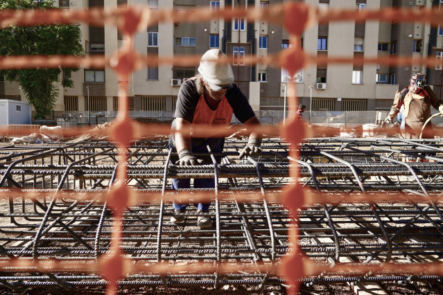 Archivo - Operarios de la construcción