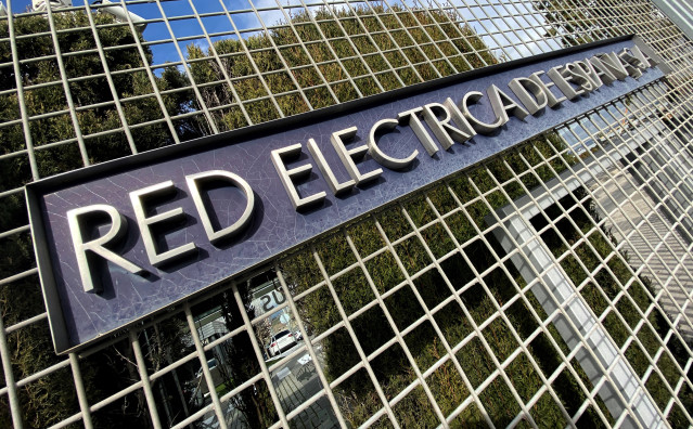 Archivo - Letrero del Grupo Red Eléctrica de España en su sede